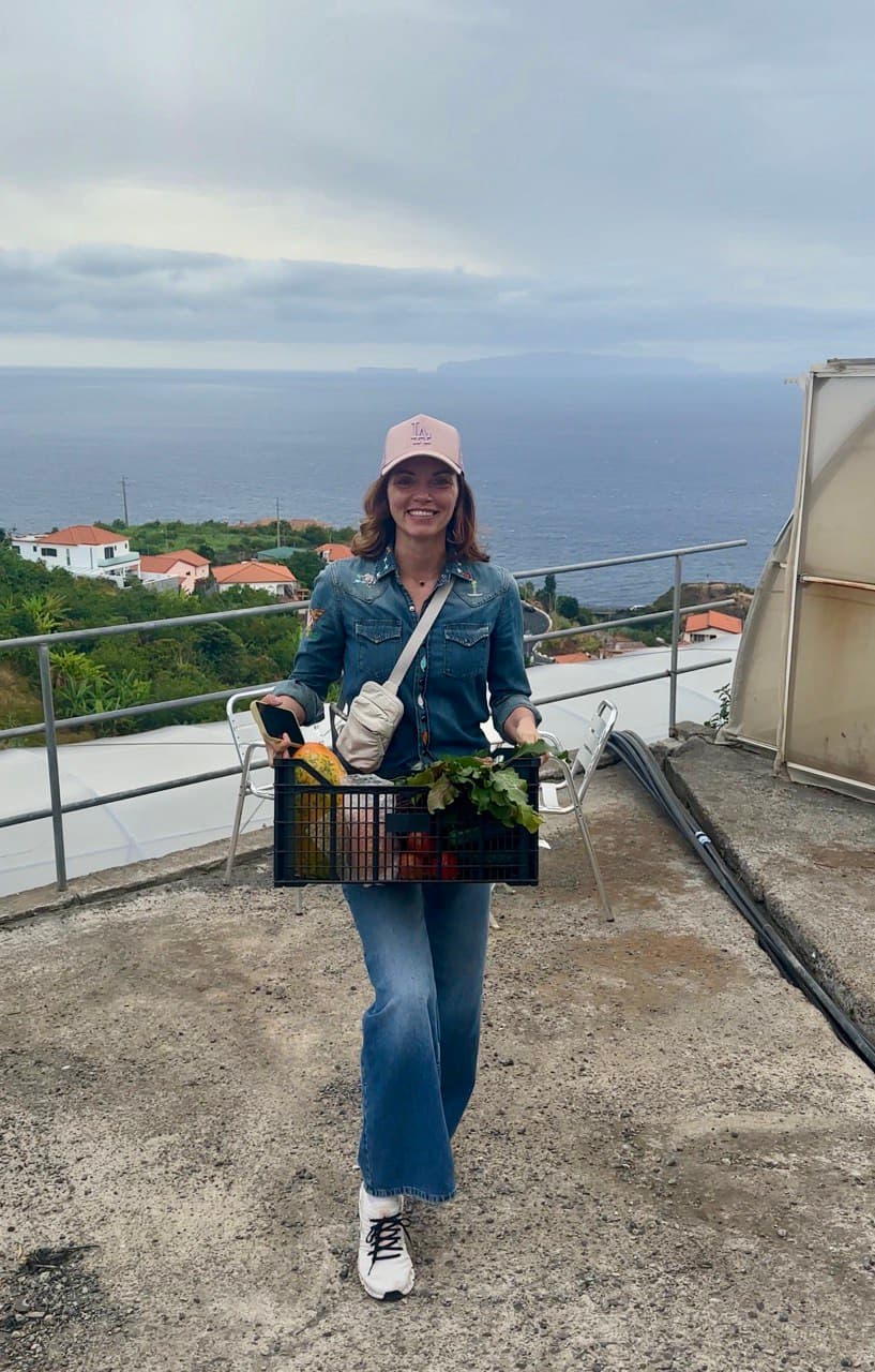 Happy customer with fresh box